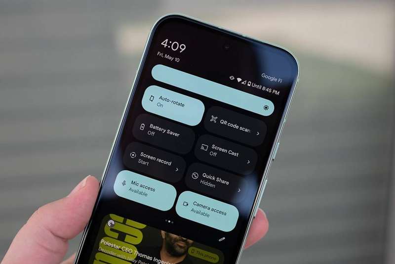 شخصی که پیکسل 8a گوگل را در دست دارد و تنظیم سریع را نشان می‌دهد