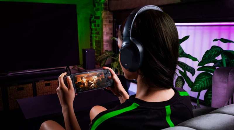 فردی که ریزر اِیدج 5G را با هدفون می‌نوازد