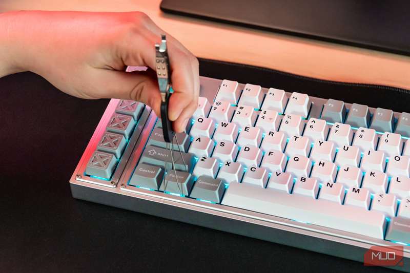 فردی که کلیدکیپ را از کی‌کرون لموکِی ال‑3 جدا می‌کند