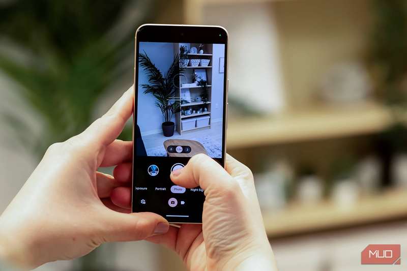 شخصی که با Google Pixel 8 عکسی می‌گیرد