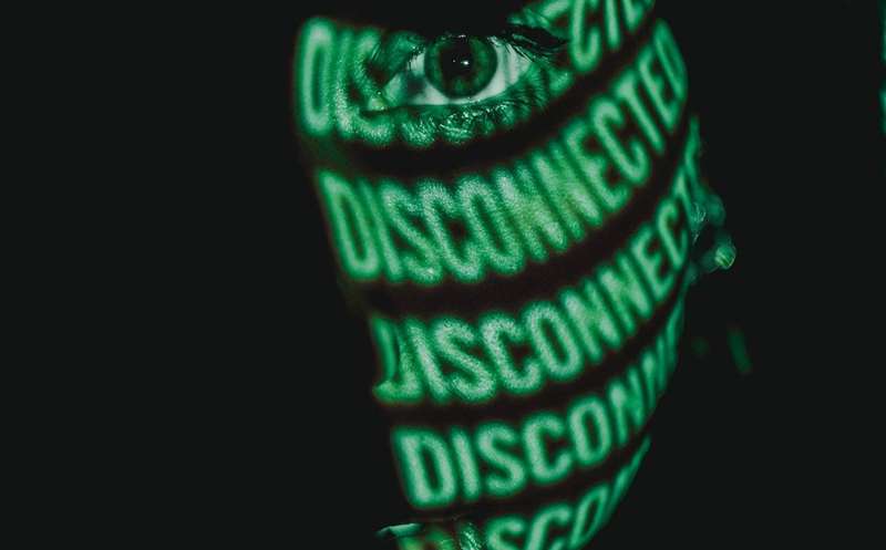 کلمات قطع شده بر روی چهره افراد