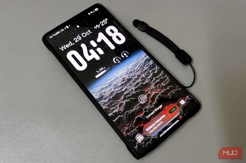 تلفن قفل‌شده بر روی میز که نمایشگر اثر انگشت و زمان را نشان می‌دهد