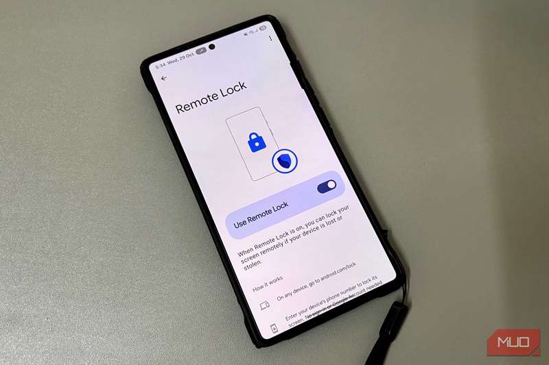 تلفن که صفحه قفل از راه دور را در تنظیمات اندروید نشان میدهد