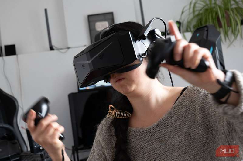 دست‌ها را در بازی تکان دادن با پیمکس کریستال