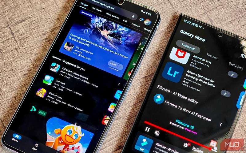 Pixel 8 Pro با فروشگاه Play باز کنار Galaxy S23 Ultra با فروشگاه Galaxy باز