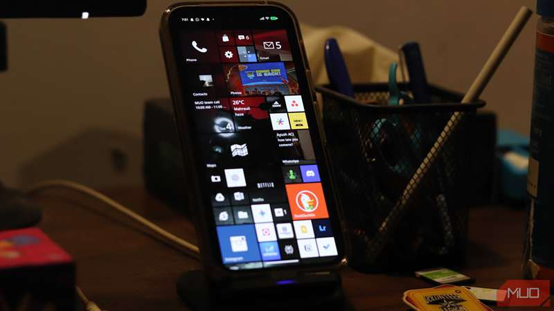 پیکسل 9a بر روی پایهٔ شارژ بی‌سیم در حال اجرای لانچر Metrov