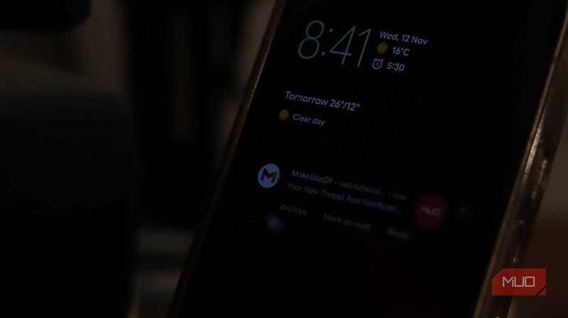 پیکسل 9a با اعلان جیمیل بر روی نمایش همیشه روشن