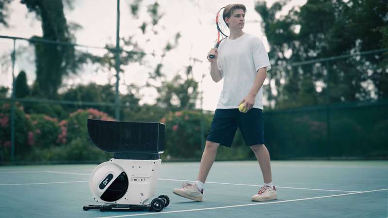 پونگ‌بات پِیس اس پرو کنار بازیکن تنیس که راکت و توپ در دست دارد