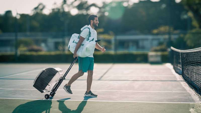 بازیکن تنیس در حال حرکت پونگ‌بات پِیس اس پرو