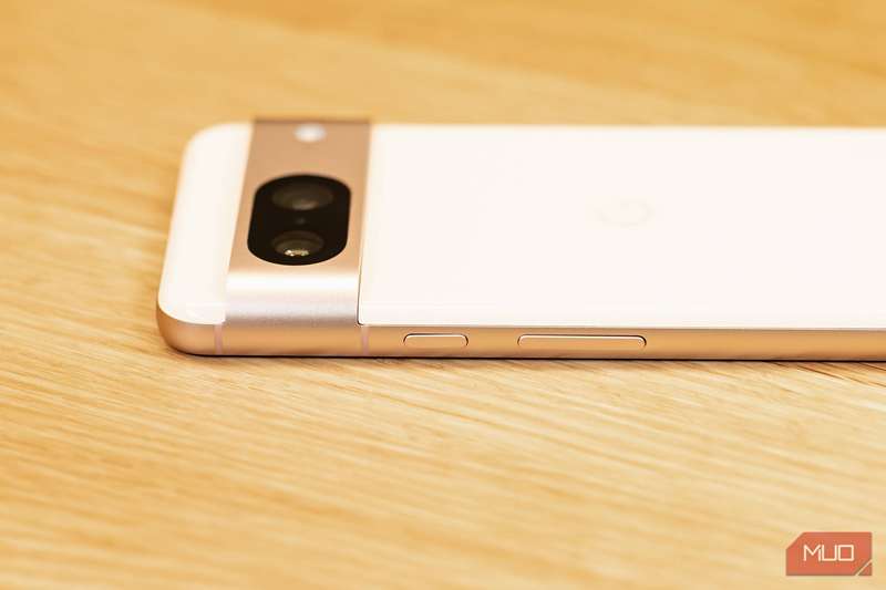 دکمه‌های روشن و صدا در Google Pixel 8