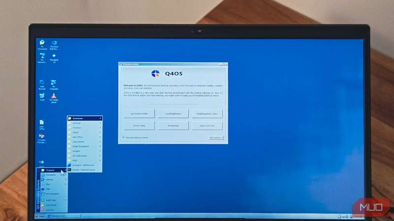 Q4OS با تم XP در یک لپ‌تاپ HP باز می‌شود