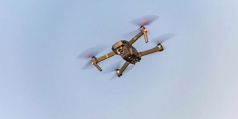 یک کوادکوپتر در پرواز.