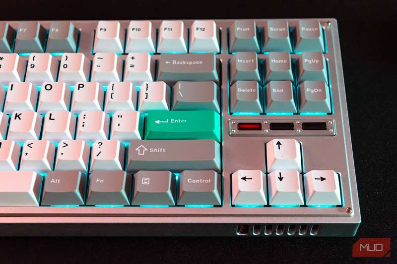 نور قرمز روی یکی از دکته‌های حساس به لمس کی‌کرون لموکِی ال‑3