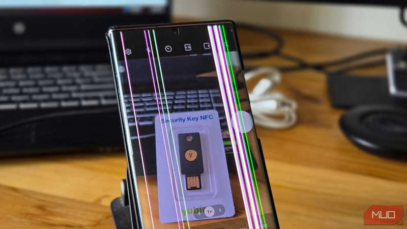 سامسونگ گلکسی نوت 20 اولترا روی یک تب با برنامه دوربین باز