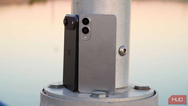 Galaxy S25 Edge در کنار iPhone Air که کمی از مرکز فاصله دارد.