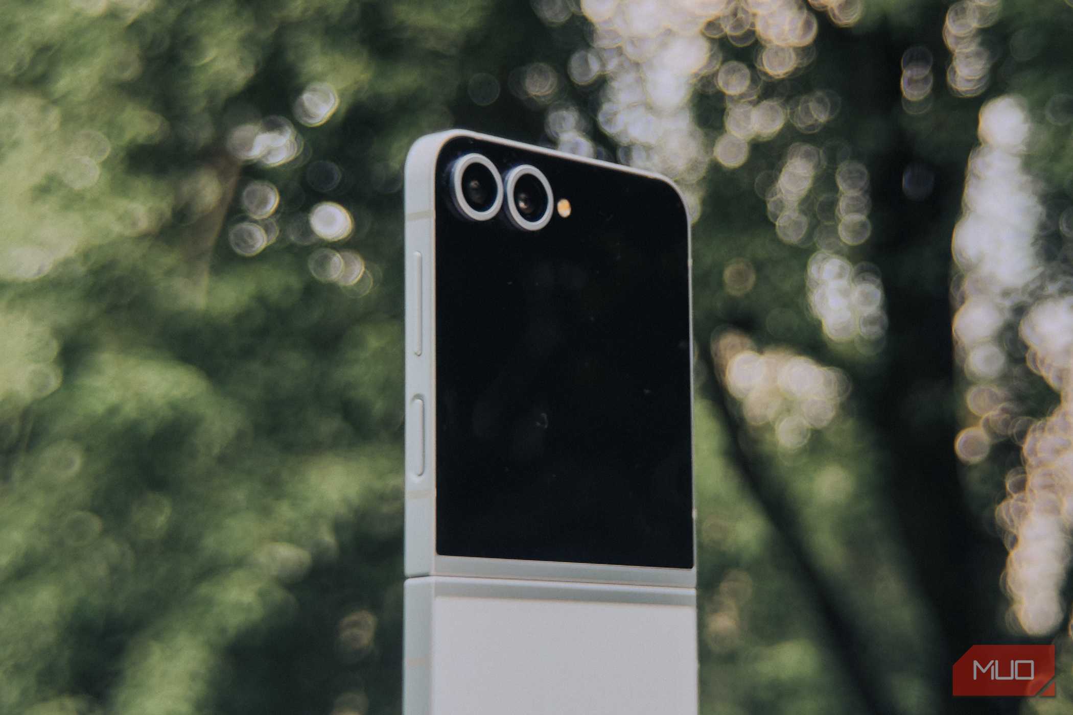 ماژول دوربین Samsung Galaxy Z Flip 6 - نمای نزدیک