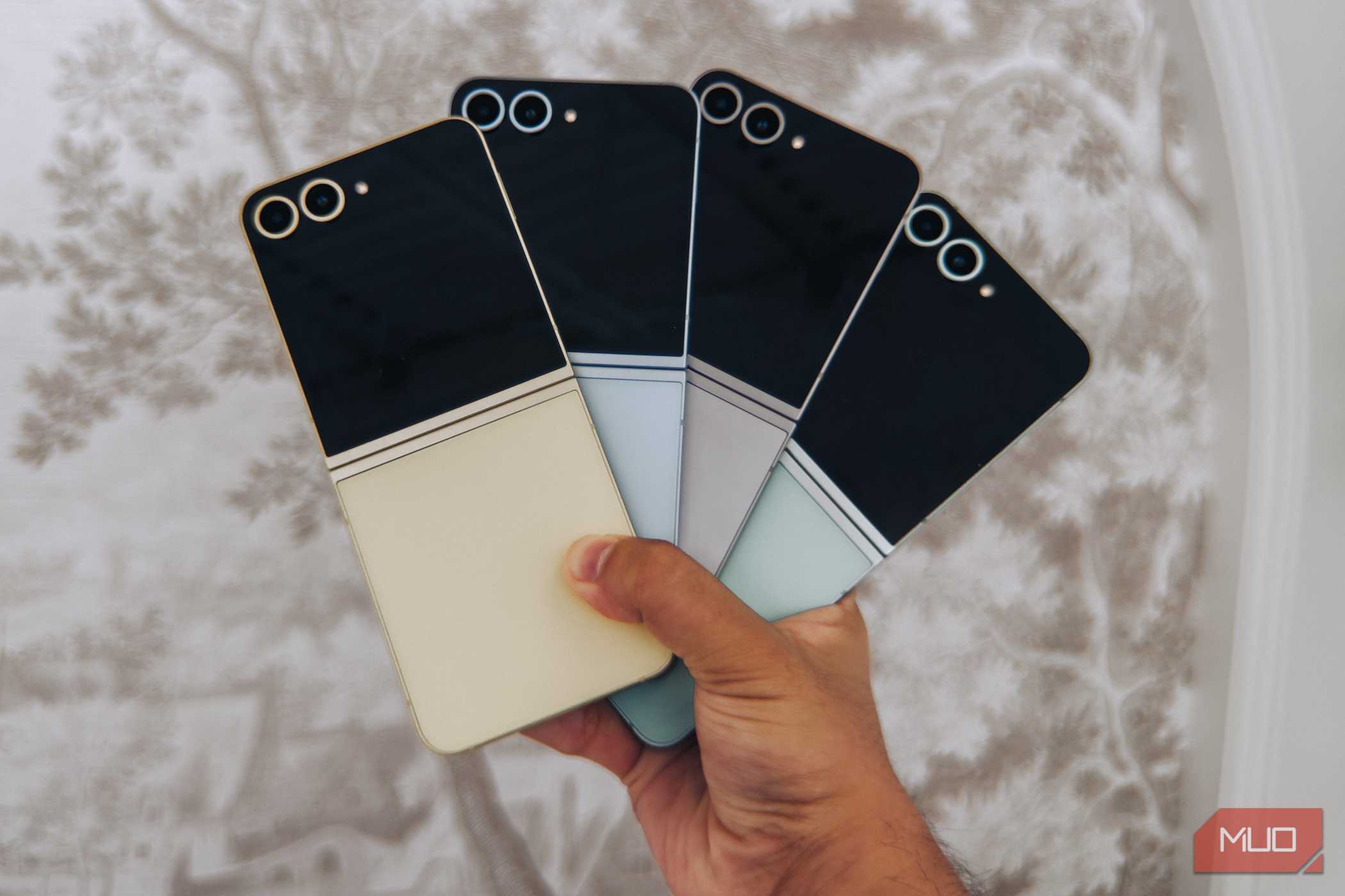 رنگ‌های Samsung Galaxy Z Flip 6 در دست