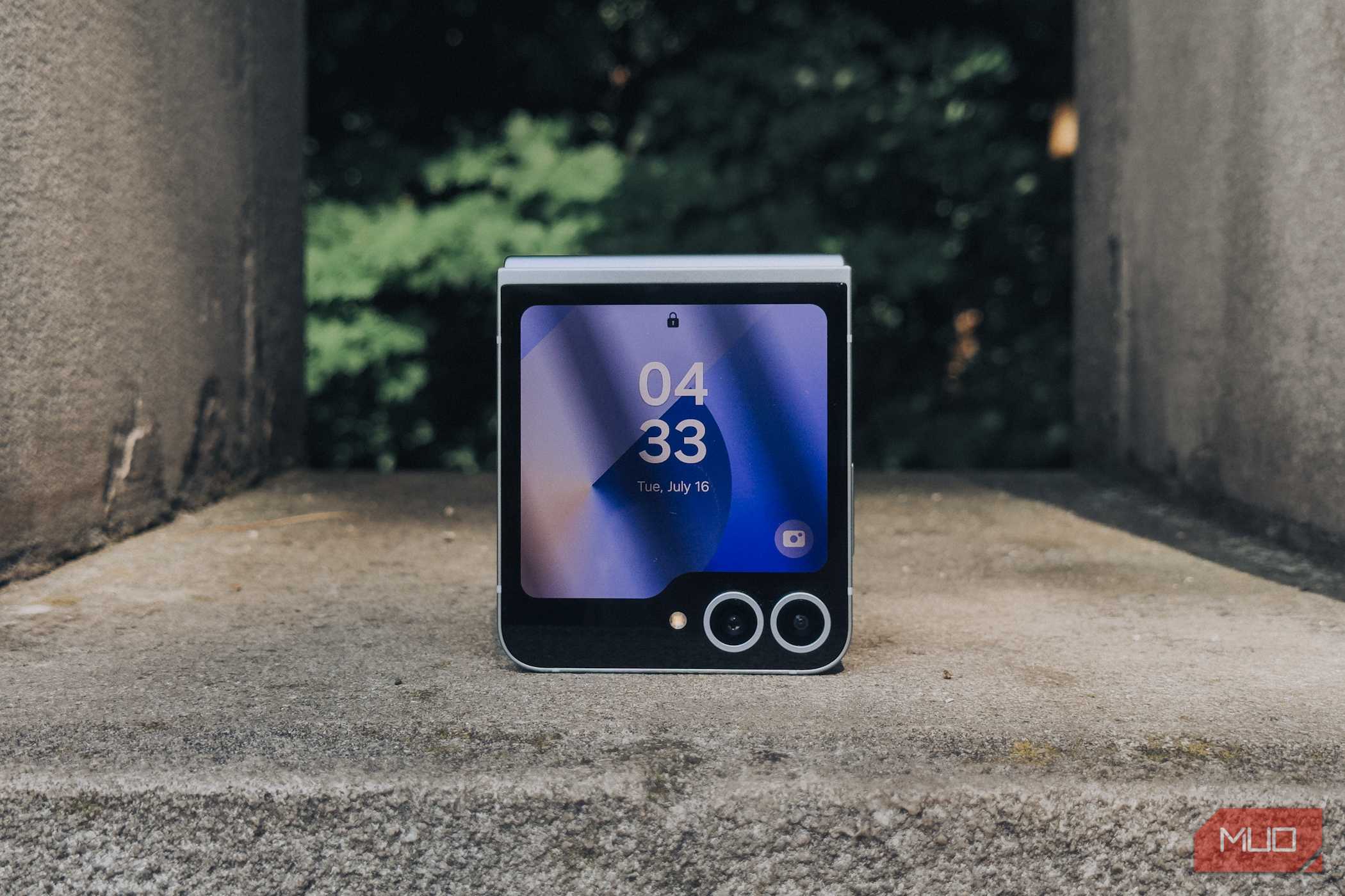 نمایشگر پوشش Samsung Galaxy Z Flip 6 - نمای نزدیک