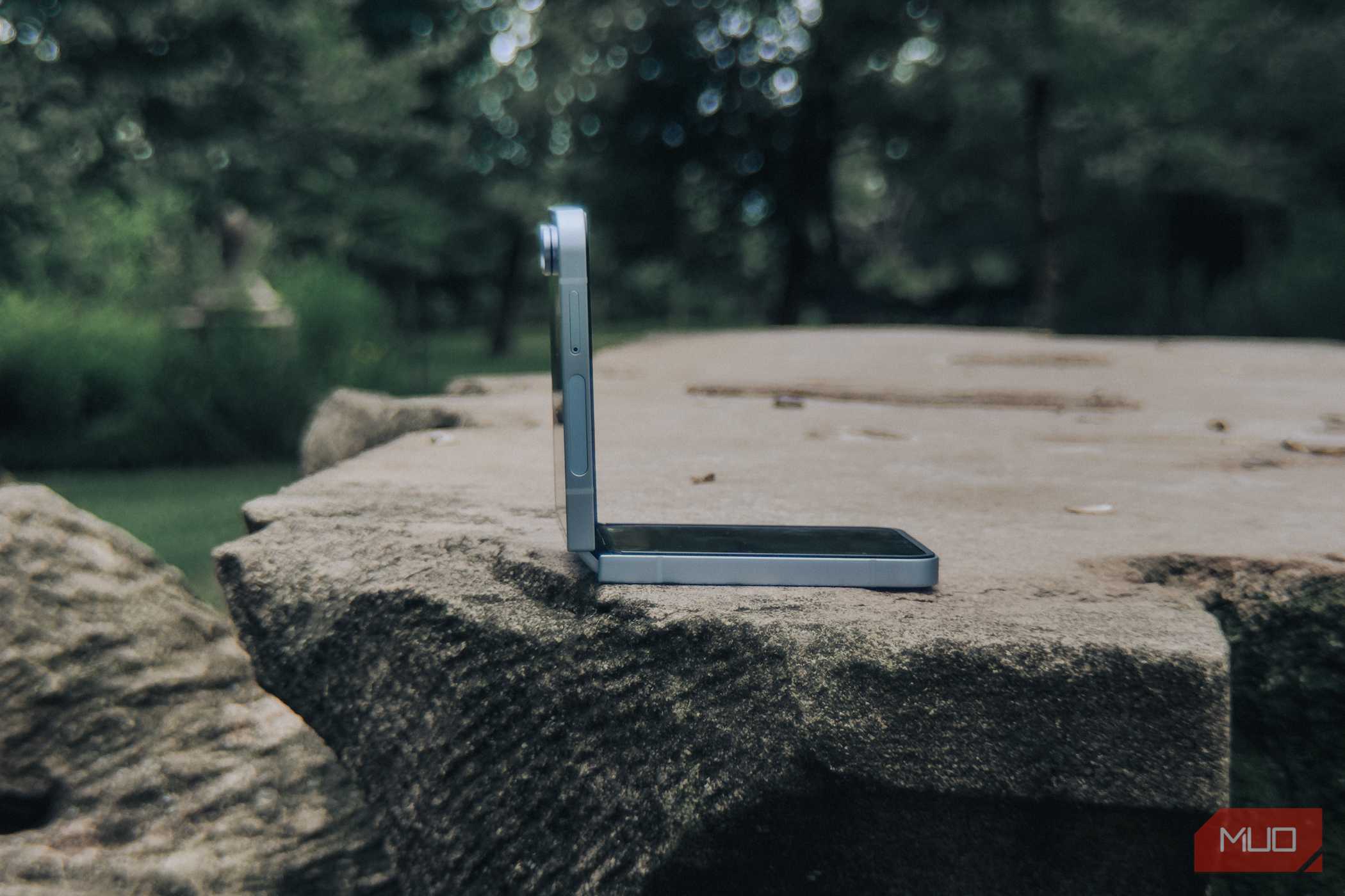 Samsung Galaxy Z Flip 6 حالت Flex بر روی قفسه