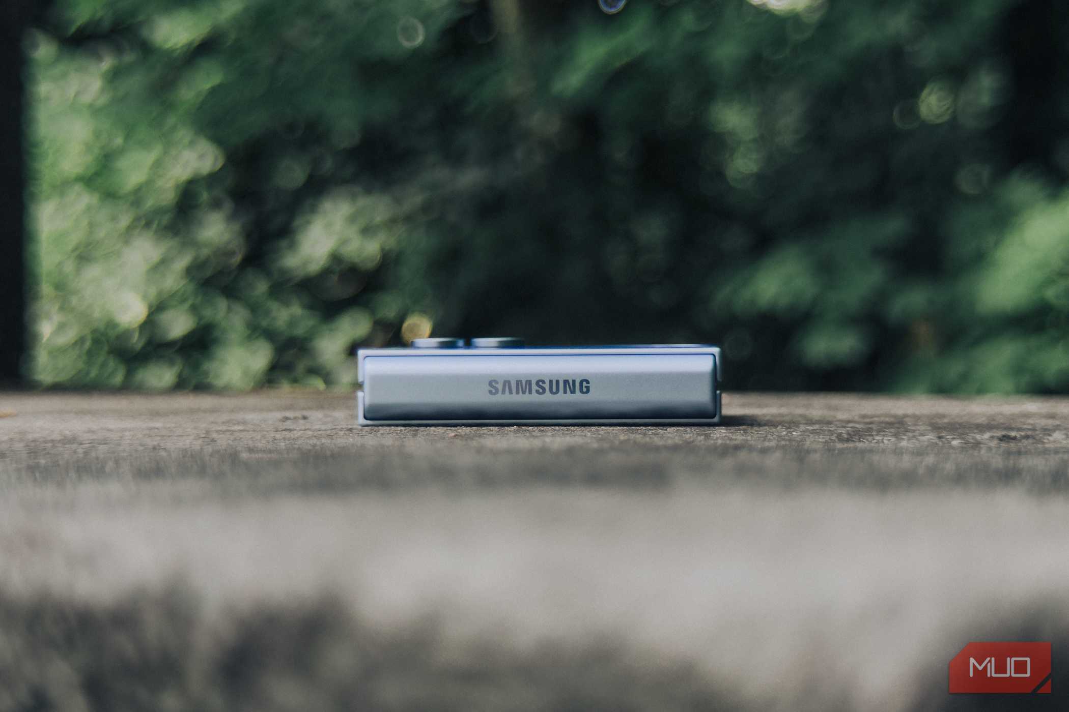 نمای نزدیک لولا Samsung Galaxy Z Flip 6