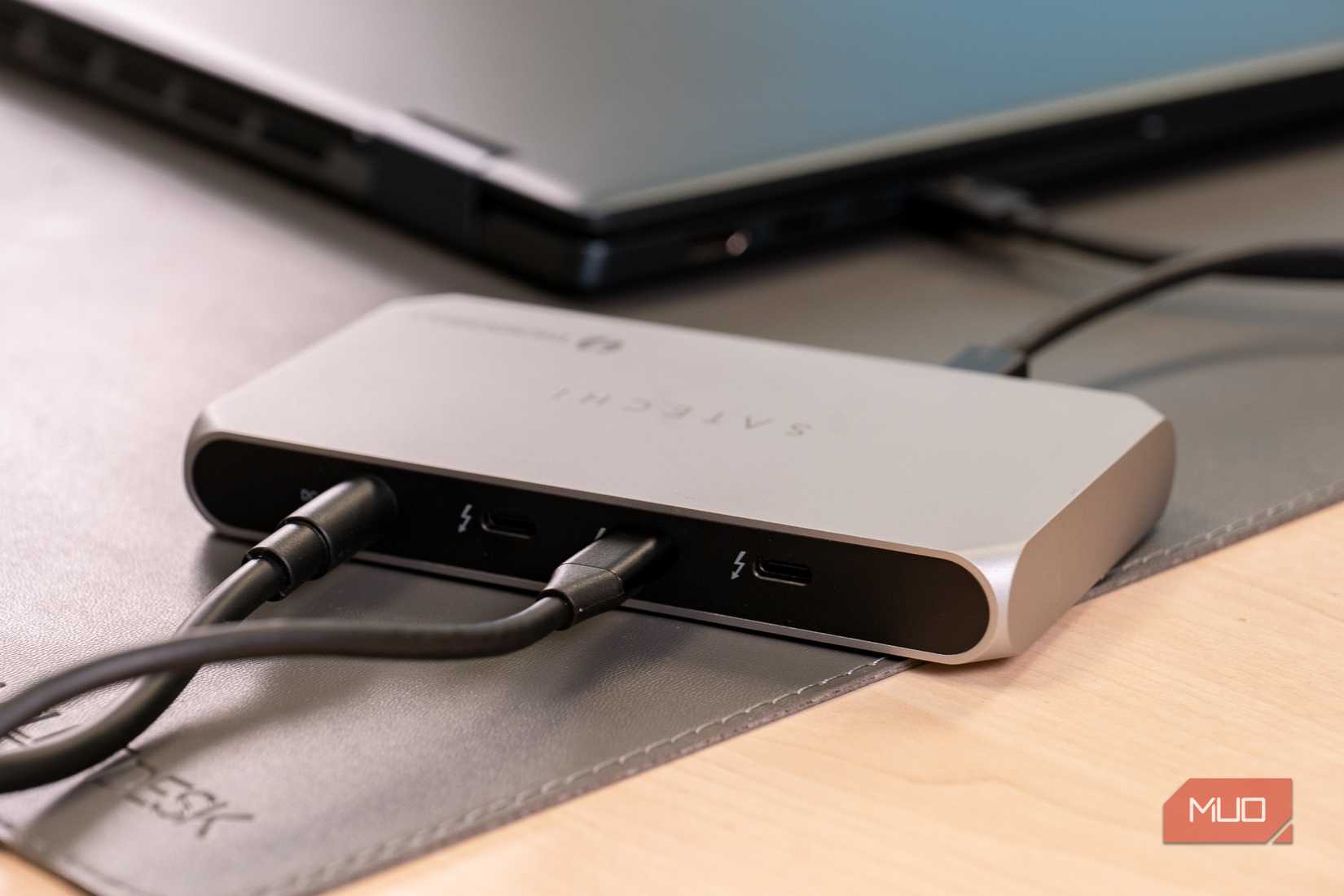 سَتچی تورندربولت ۴ اسلیم هاب پرو - روی میز