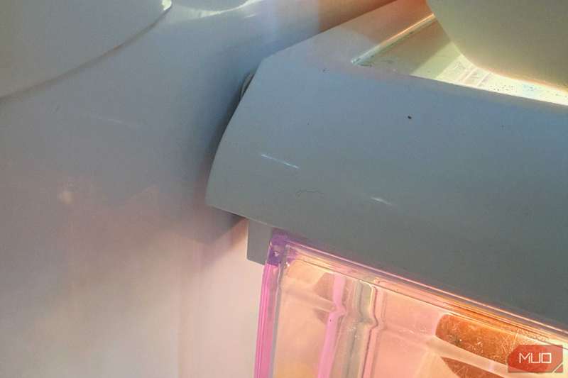 نمای نزدیک قفسه‌ها در یخچال