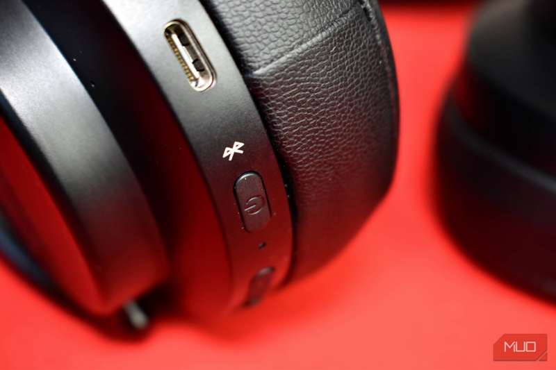 شور آئونیک ۵۰ نسل ۲ دکمه‌ها بر روی ایرباکس نمای نزدیک