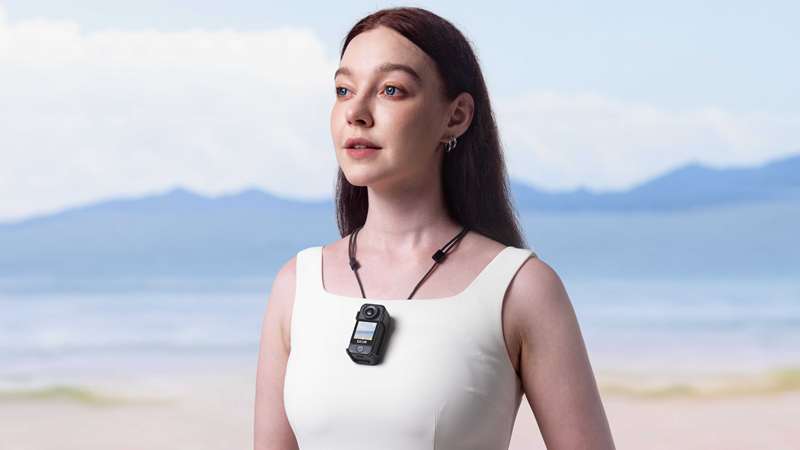 دوربین SJCM C400 که دور گردن یک زن بسته شده است