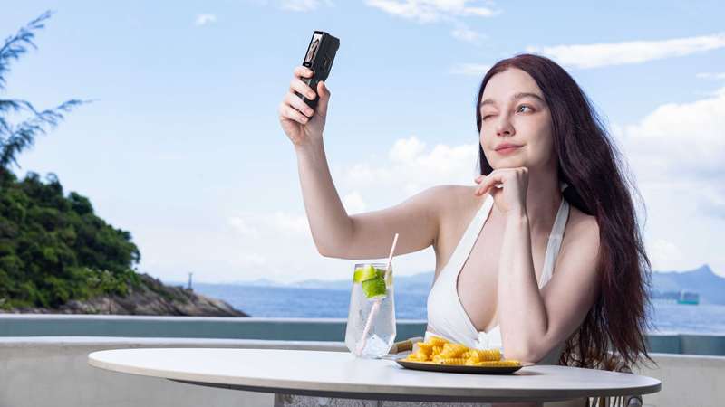 دختر با دوربین SJCM C400 که در حال ضبط سبک زندگی گرمسیری است