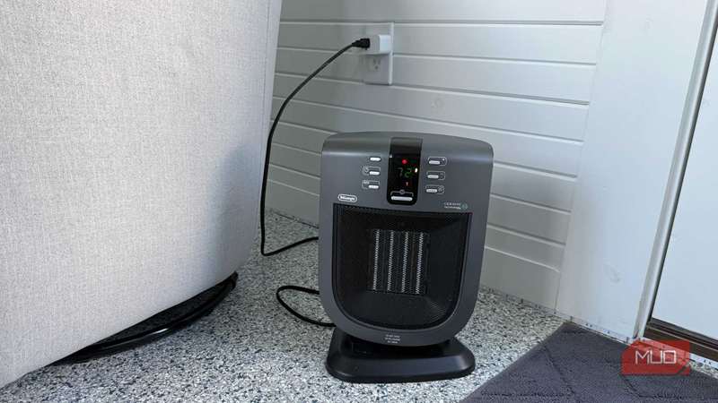 گرم‌کن کوچک که به پلاگ هوشمند آمازون وصل است