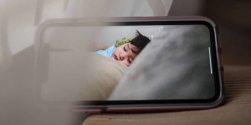 مانیتور هوشمند نوزاد بر روی تلفن