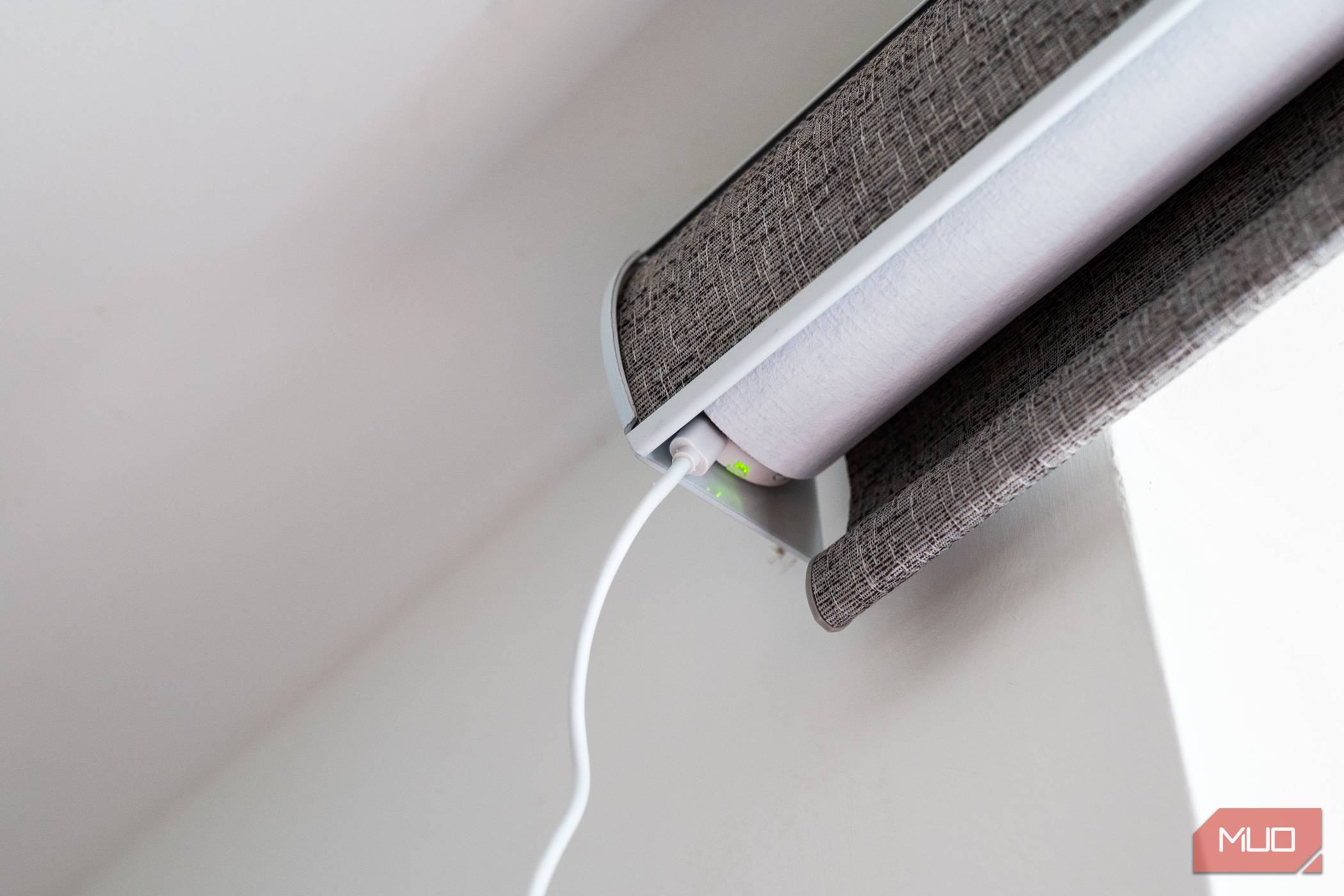 نمای نزدیک موتور و پورت شارژ پرده SmartWings Matter