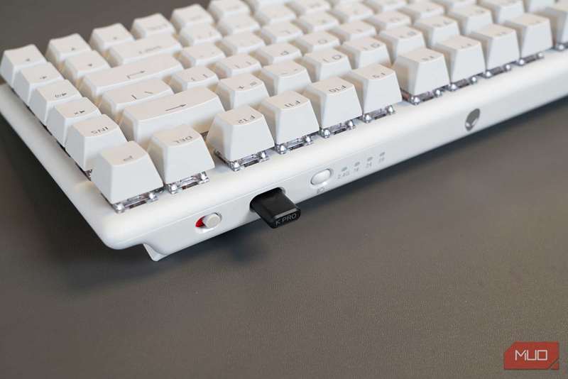 دستگاه گیرنده بی‌سیم بیرون زده از کیبرد بی‌سیم پرو گیمینگ الین‌ویر