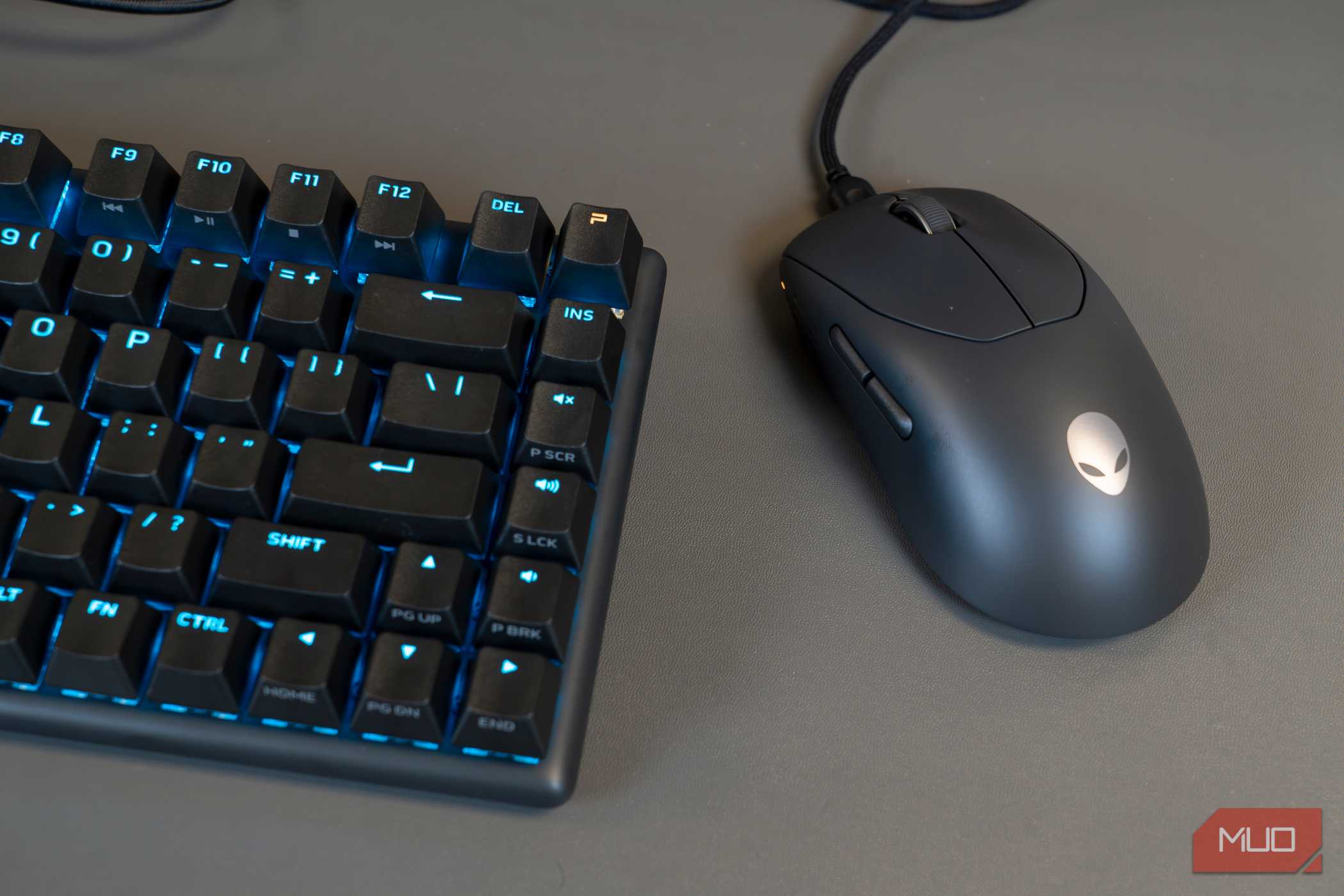 ماوس بیسیم پرو ایالیانویر کنار یک کیبورد