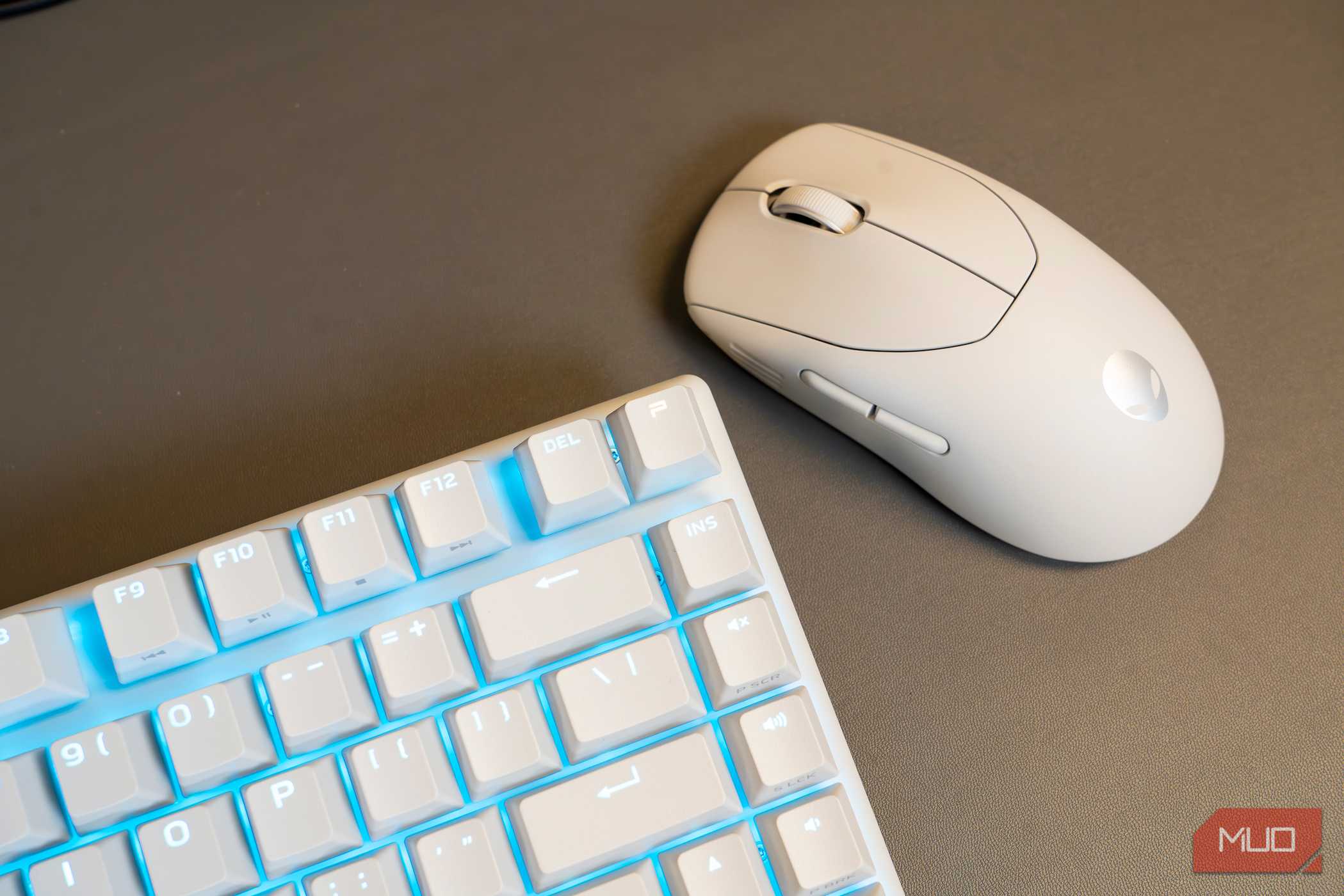 نمای بالایی ماوس بیسیم پرو ایالیانویر کنار یک کیبورد