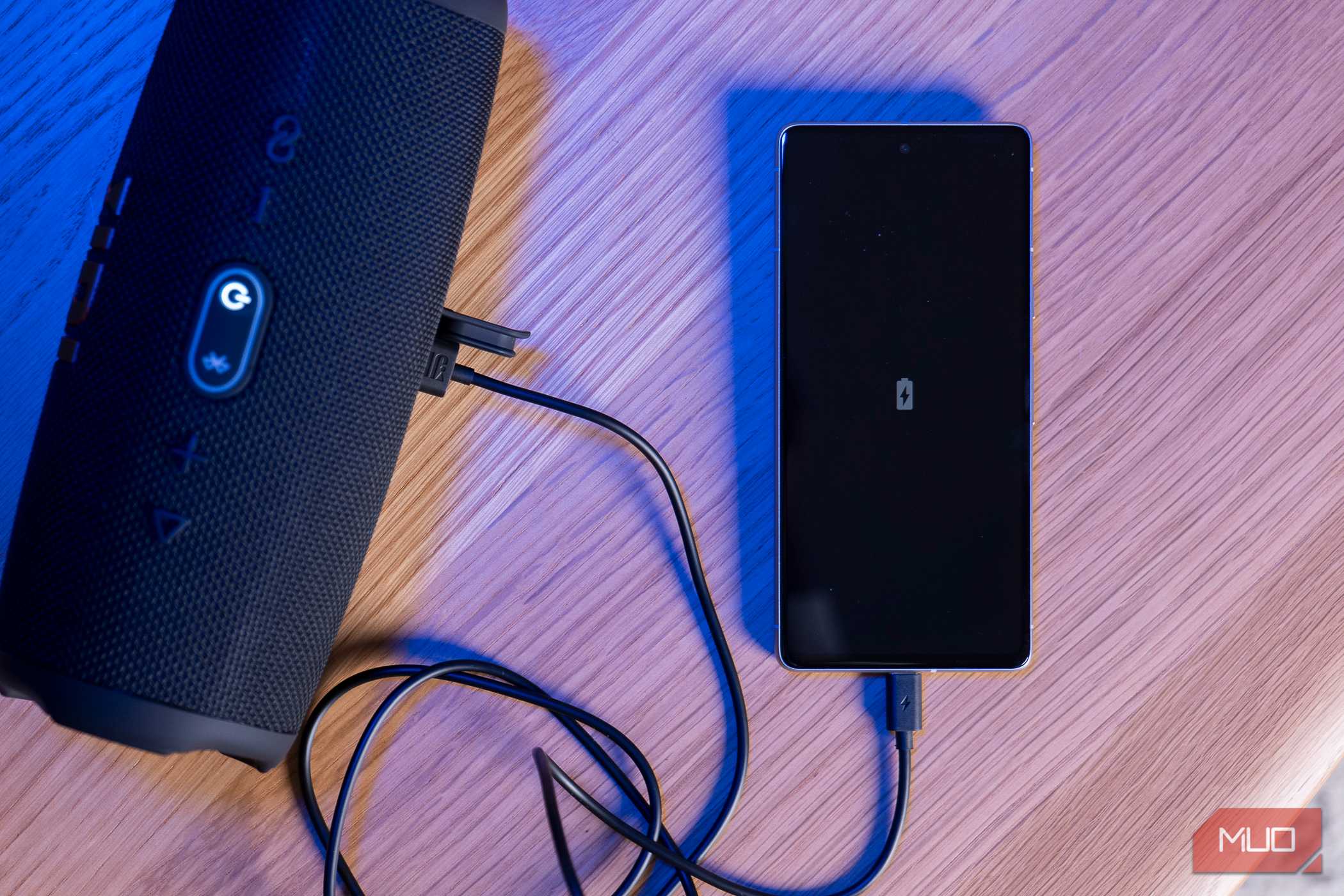 JBL Charge 5 در حال شارژ یک تلفن