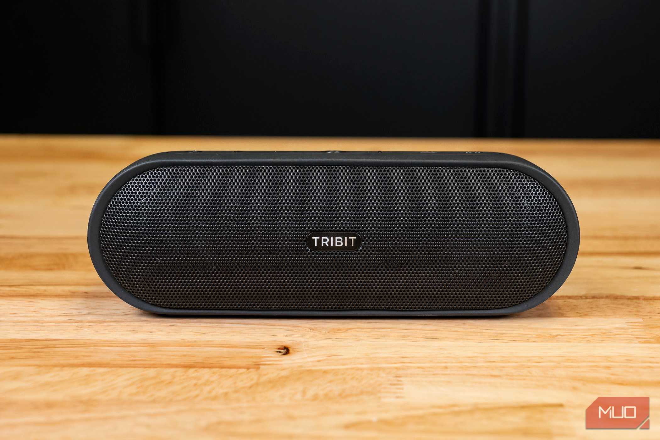 Tribit XSound Plus 2 روی میز