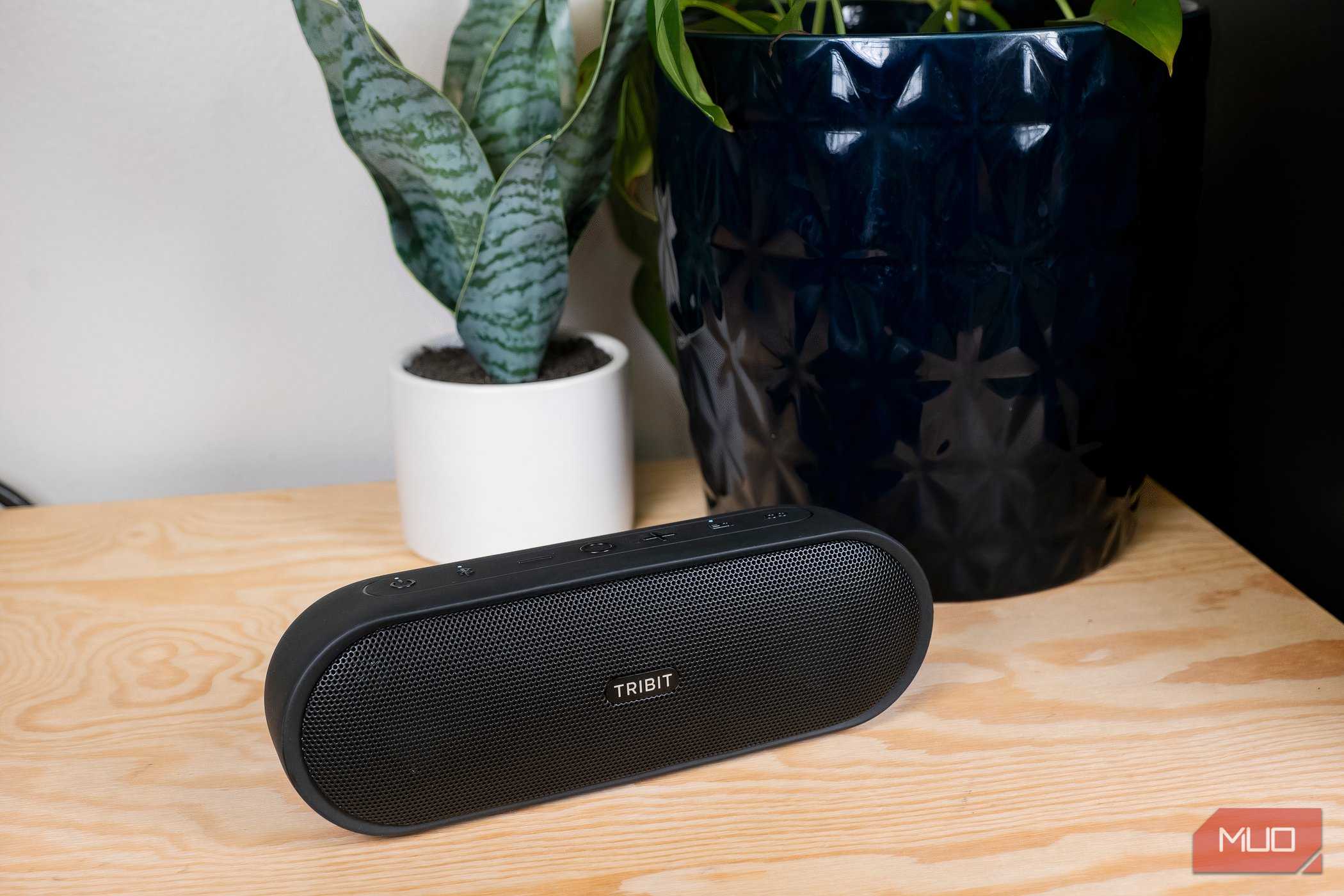 Tribit XSound Plus 2 روی میز