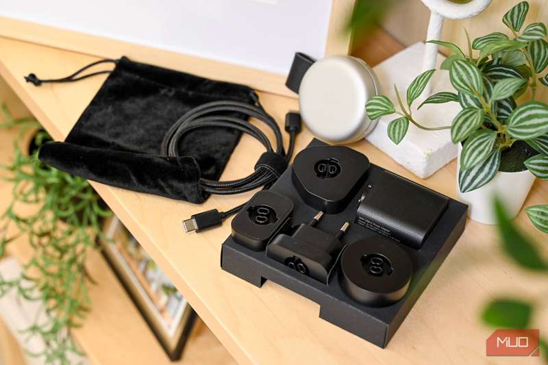 Butterfly از Twelve South همراه با لوازم جانبی آن