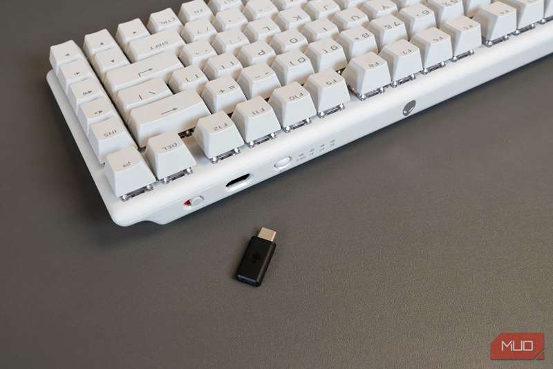 دستگاه گیرنده بی‌سیم ۲٫۴ GHz از کیبرد بی‌سیم پرو گیمینگ الین‌ویر حذف شد