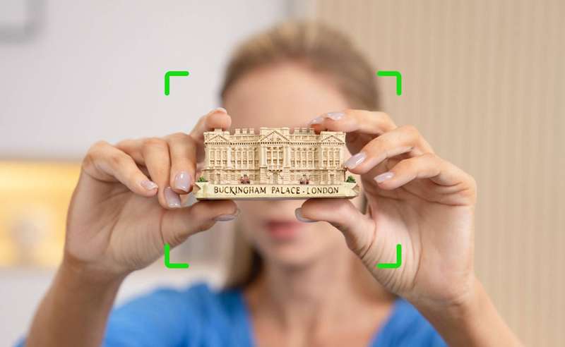 زنیکه سوغاتی را با فوکوس سریع توسط وب‌کم Tiny 2 نگه می‌دارد