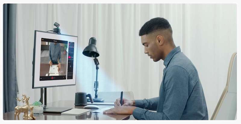 مردی که ایده‌ای را با وب‌کم OBSBOT Tiny 2 در حالت دسک ارائه می‌دهد