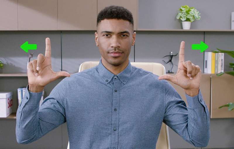 مردی که با ژست زوم دینامیک Tiny 2 را فرمان می‌دهد