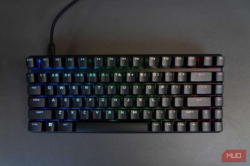 نمای بالا از کیبرد بی‌سیم پرو گیمینگ الین‌ویر با نور RGB