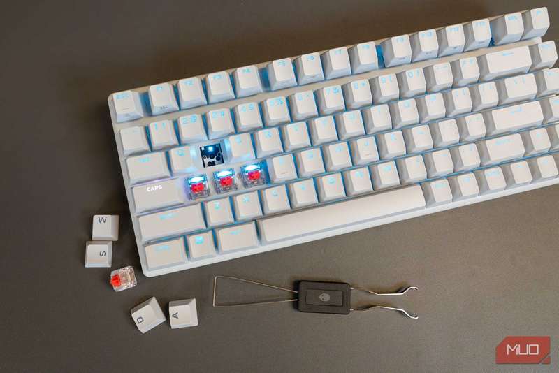 کیبرد بی‌سیم پرو گیمینگ الین‌ویر با قاب‌ها و سوئیچ حذف‌شده با ابزار همراه