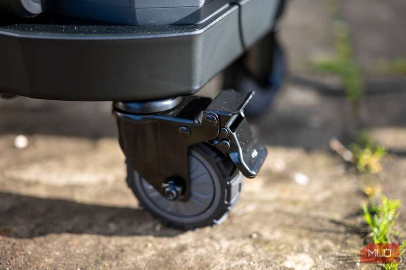 Ugreen PowerRoam GS2200 - چرخ‌های بزرگ و قفل نمای نزدیک