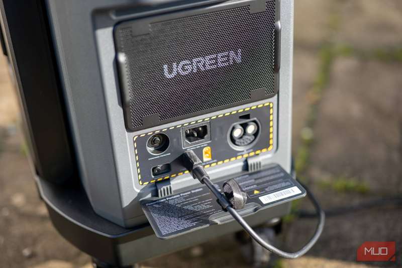 Ugreen PowerRoam GS2200 - پورت‌های ورودی خورشیدی