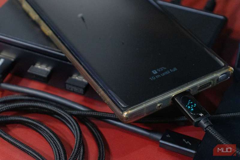 Ugreen Revodok Max 208 در حال شارژ سامسونگ نوت10+