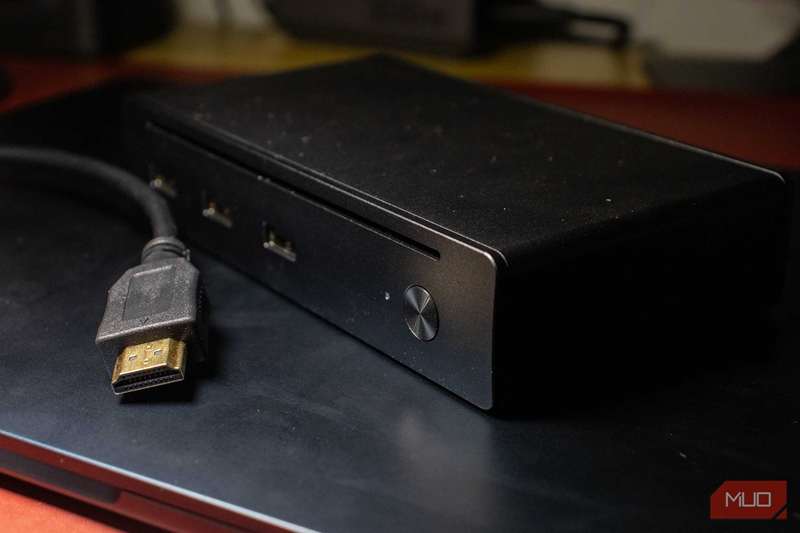 Ugreen Revodok Max 208 با کابل HDMI