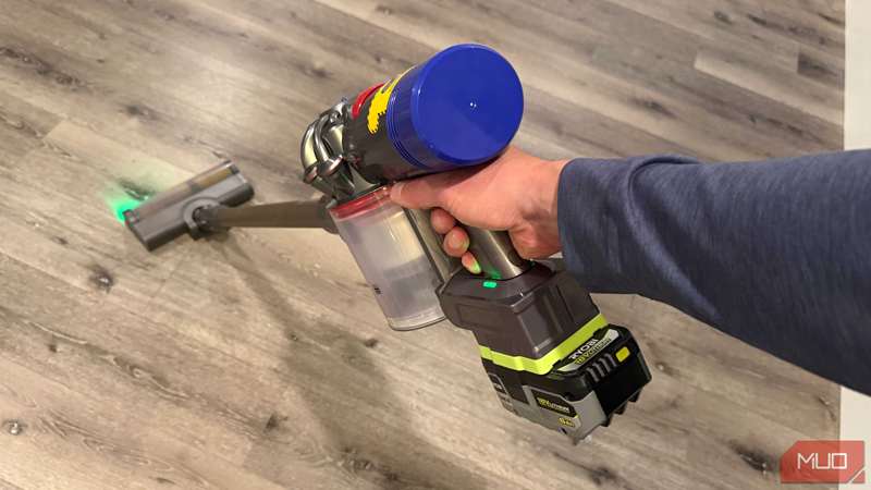 جارو کردن با دیسون V8 با باتری ریووبی